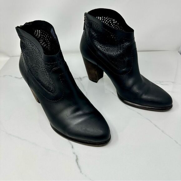 Ugg Charlotte Black Leather Ankle Boots- Size 8.5 - Picture 1 of 13